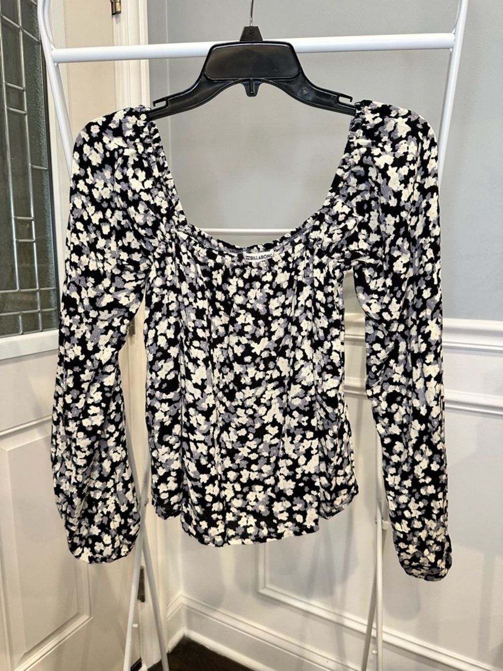 NWOT Billabong Black & White Floral Long-Sleeve Scoop Neck Top